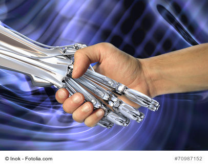 Bild mit Handreichung: Eine menschliche Hand schüttelt einen Roboterhand
