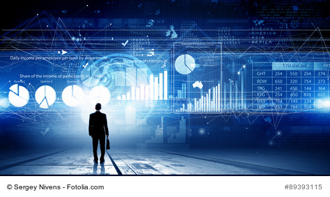 Symbolbild: Geschäftsmann steht vor einer blauen Wand mit Datenvisualisierungen